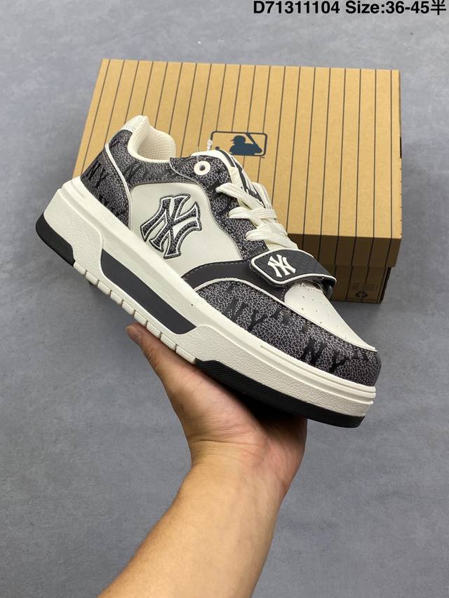 Mlb, a Korean F&F sports brand, offers men's and women's shoes in half sizes. Th