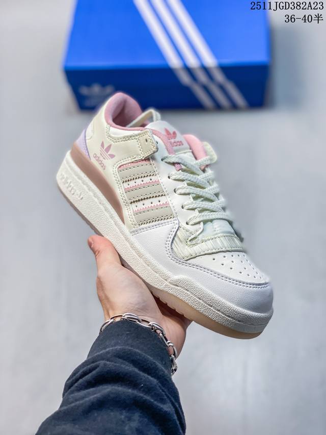 Adidas Forum 84 Low Shoes from the Rome series. These classic Forum sneakers fea