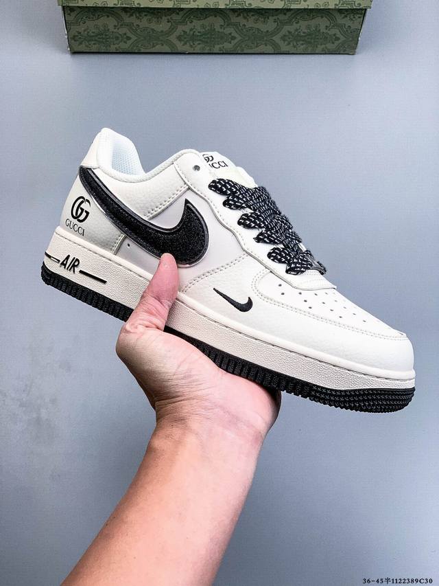 Original last data paper version, made with a hard, high-quality leather upper,