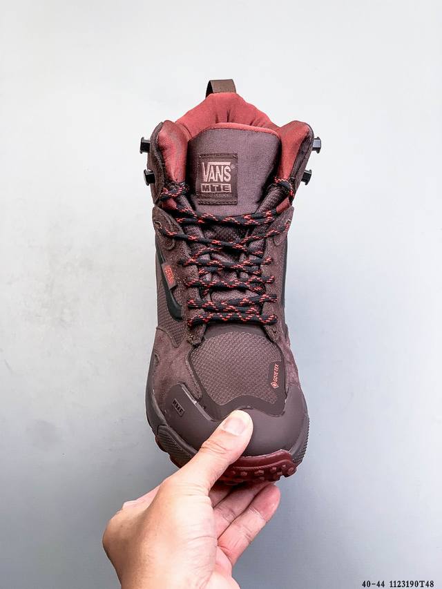 Vans Mte Crestline Adv Gore-Tex Black Features an Ultracush insole or midsole fo