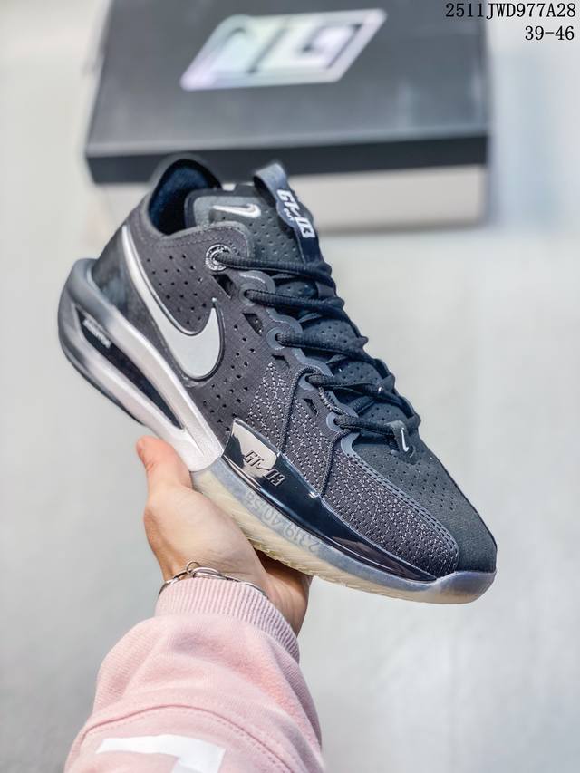 Company-grade Nike GT Cut 3 Ep basketball shoes. The upper is made of lightweig