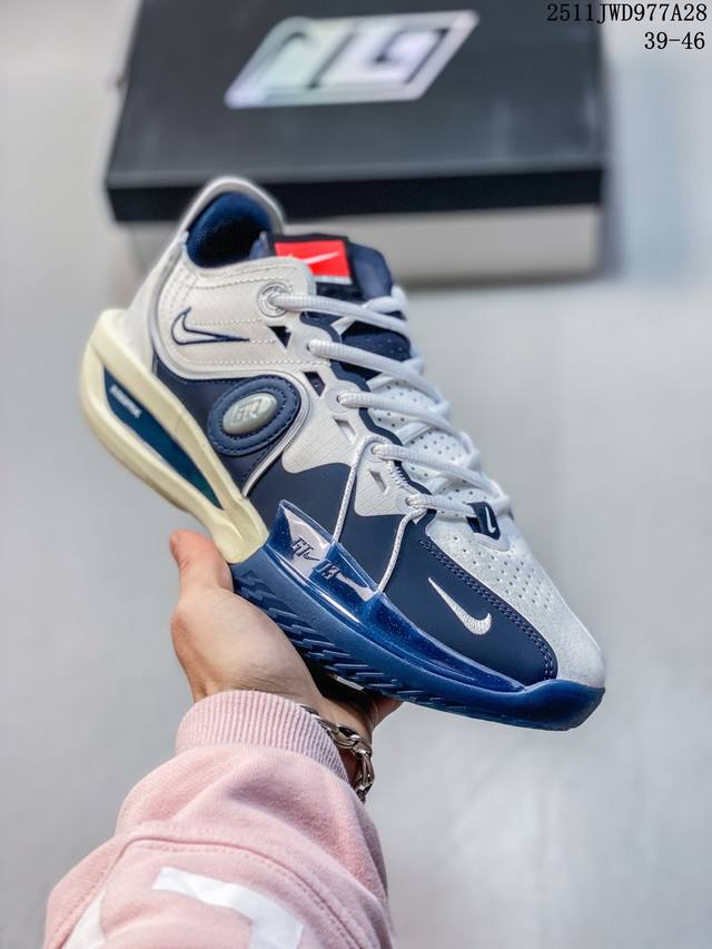 Company-grade Nike GT Cut 3 Ep basketball shoes. The upper is made of lightweig