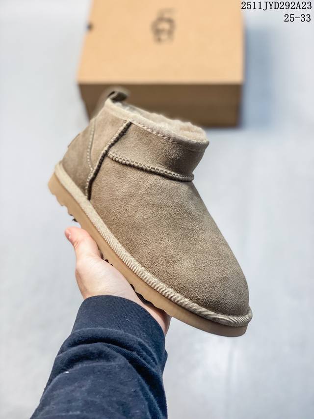 Company-grade Ugg snow boots for men and women, made in Guangdong. Features a T