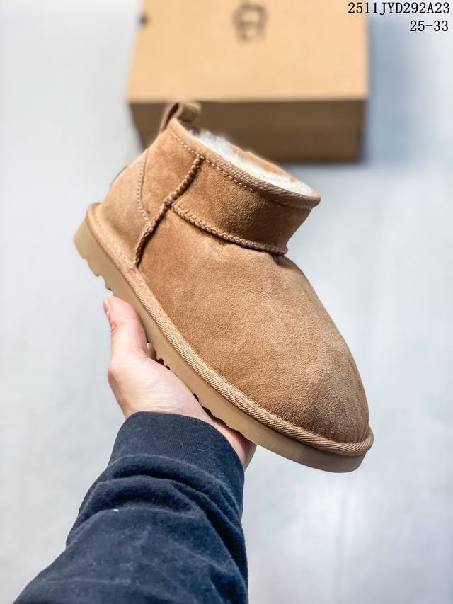 Company-grade Ugg snow boots for men and women, made in Guangdong. Features a T