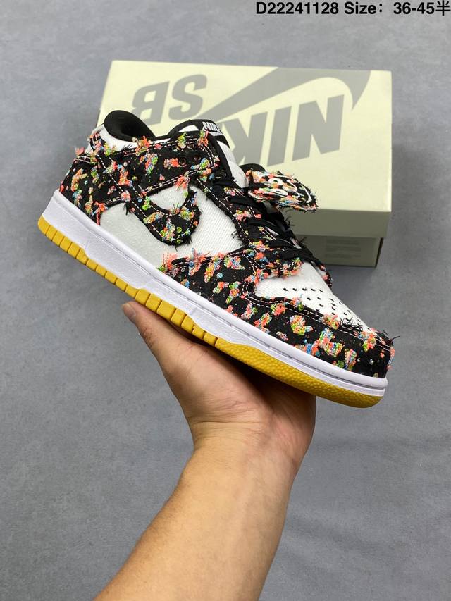 Nike SB Zoom Dunk Low sneakers, a classic and versatile casual athletic shoe. T