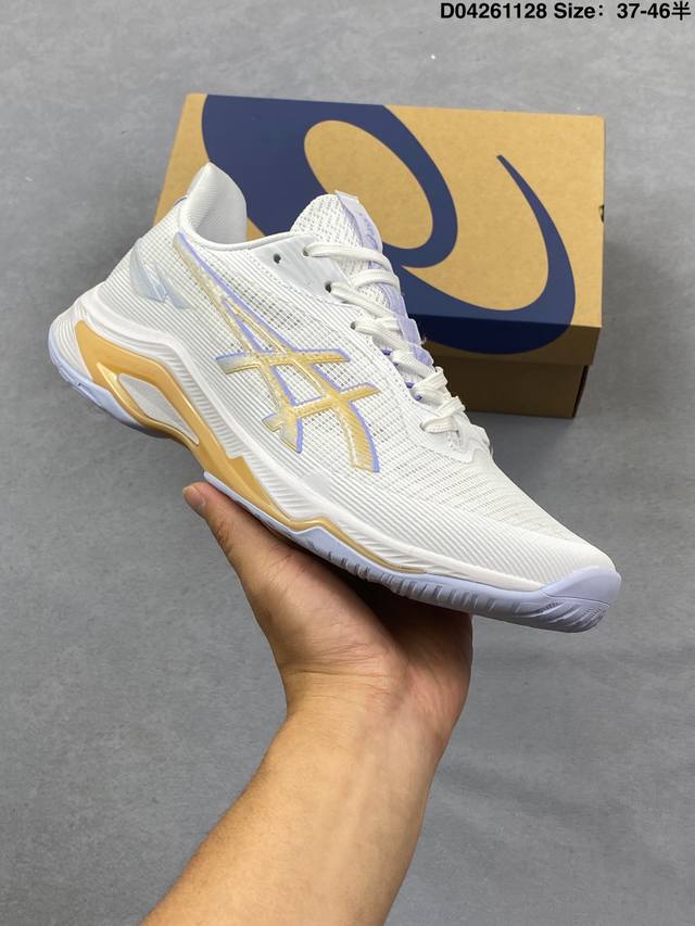 Asics Novablast 5 Le features a breathable mesh upper with some synthetic leathe