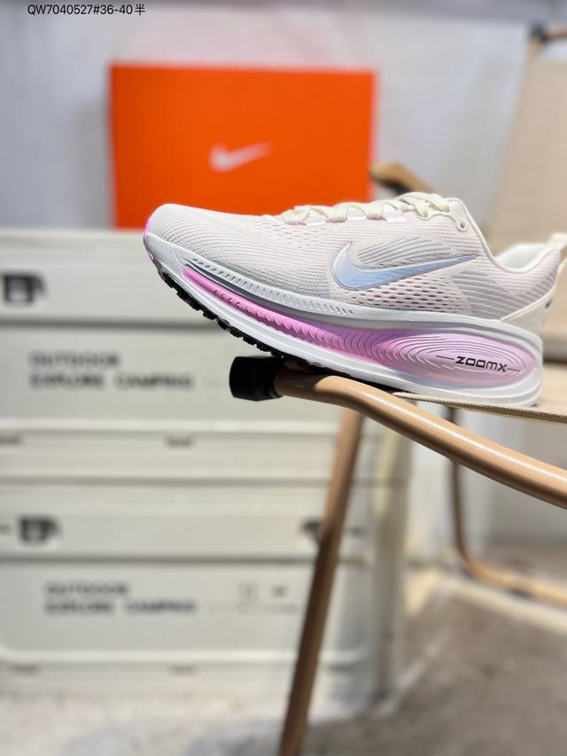 Features a lightweight synthetic upper made with a technologically advanced weav