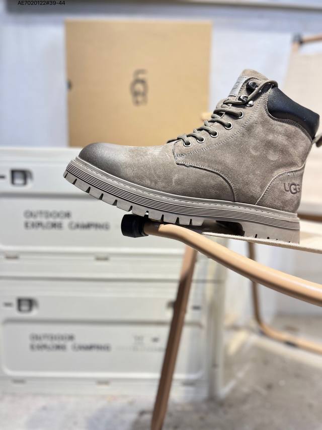 Ugg W Mini Bailey Button Bling, a high-top platform sneaker from the American lu