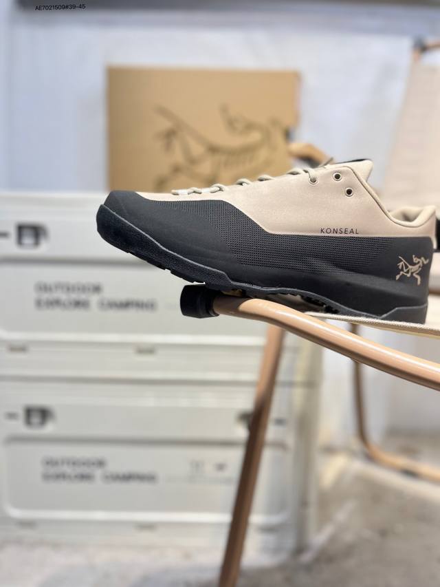 Men's shoes feature a one-piece molded hot-melt upper and an external Vibram go