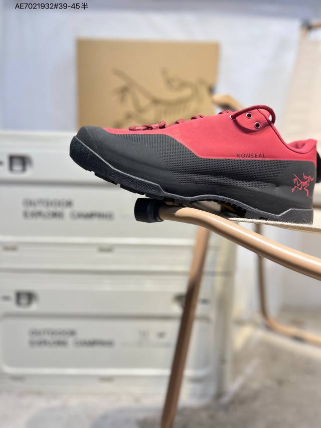 Men's shoes feature a one-piece molded hot-melt upper and an external Vibram go