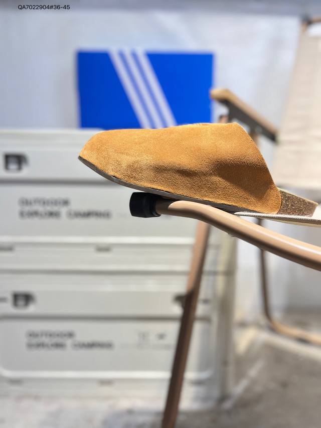 Features suede lining and upper material#Equipped with Adifom foam material, one