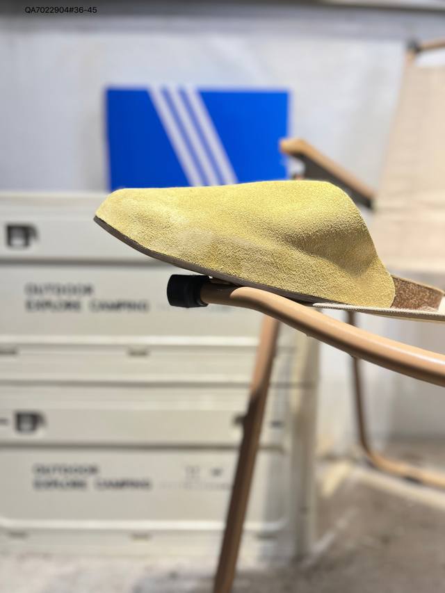 Features suede lining and upper material#Equipped with Adifom foam material, one