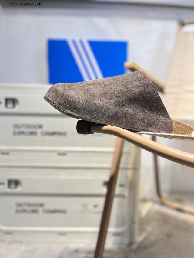 Features suede lining and upper material#Equipped with Adifom foam material, one