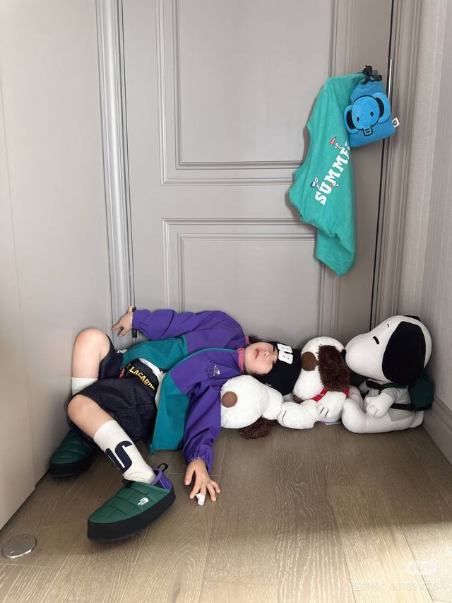 New color scheme, today's trendy look The brightest kid is out and about DDD