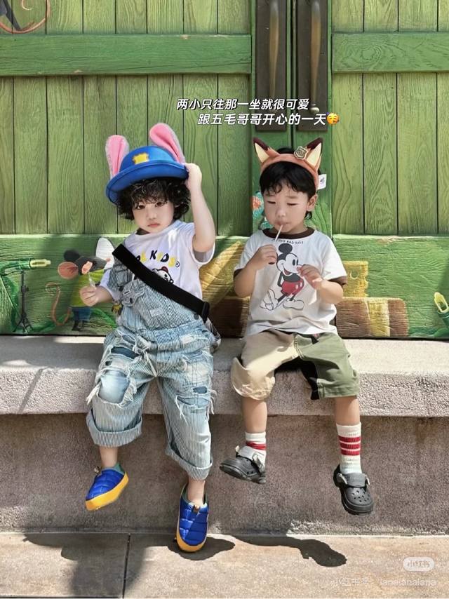 I'm blown away by how handsome he is again~ The North Face's loafers are as com