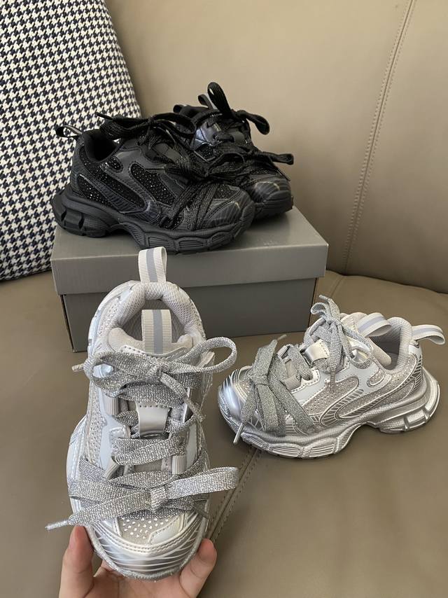 Original image straight from the camera Features a wrap-around toe box for a bol