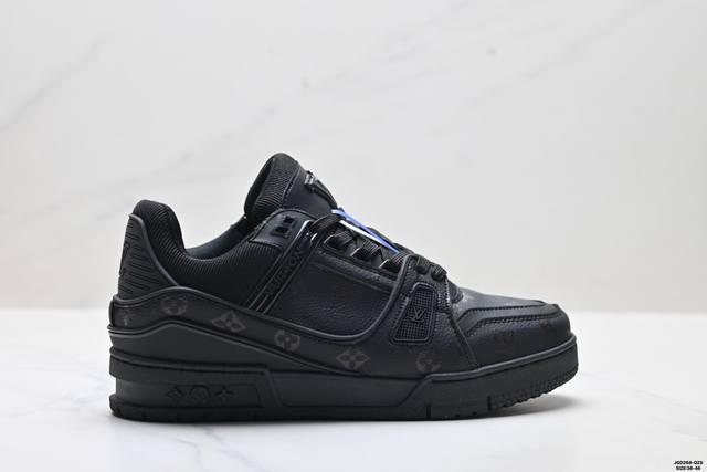 Company Grade Louis Vuitton Trainer Sneaker Low. A versatile and comfortable sn