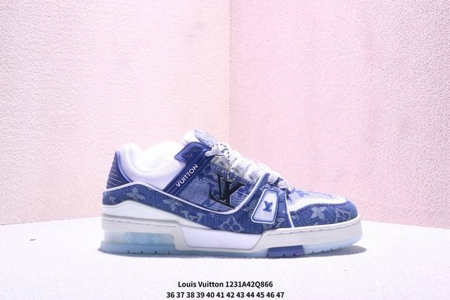 Louis Vuitton Trainer Sneaker Low. A popular item from Louis Vuitton. The low-to