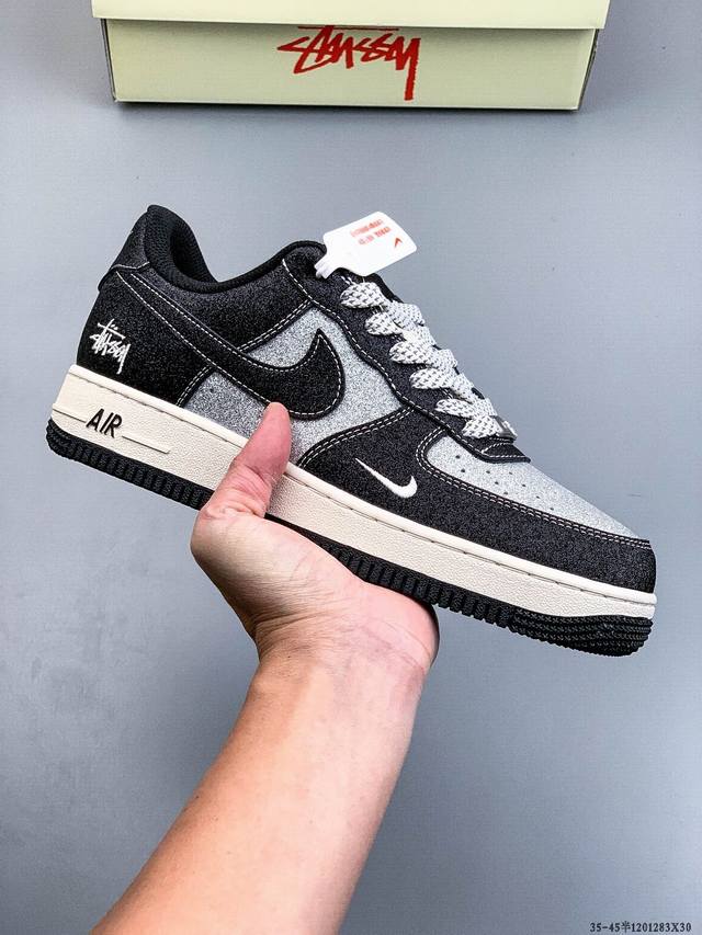 Original last data paper version, made with a hard, high-quality leather upper,