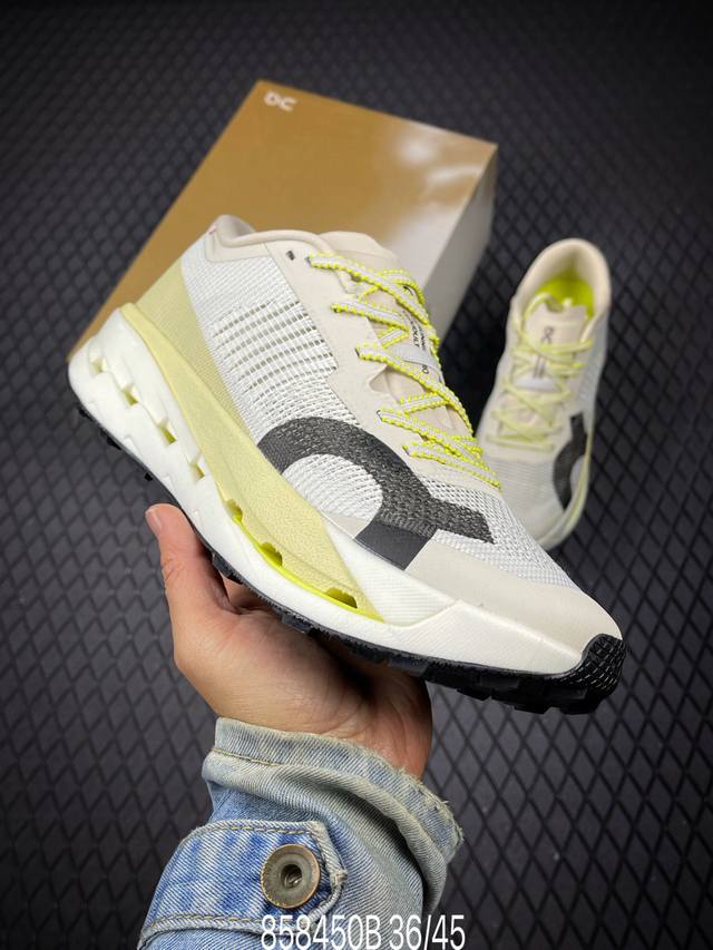 B On Angpao Cloudtilt series shoes feature a one-piece molded fabric upper that