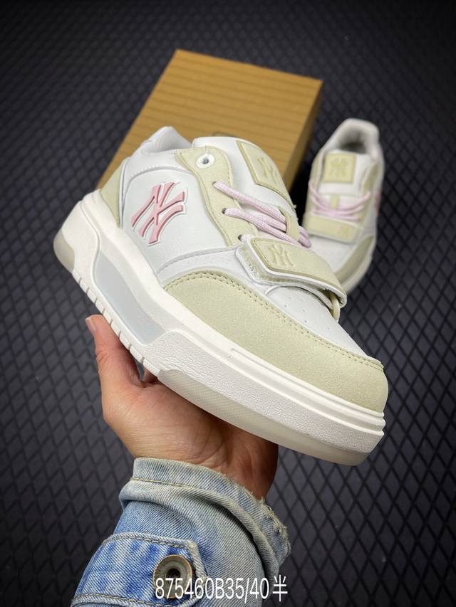 B Company Grade Mlb New York Yankees Chunky Liner Embo Monogram Stylish Comforta