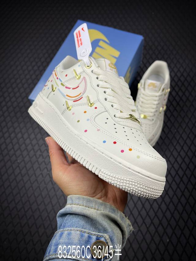 C Factory Grade Nike Air Force 1'07 Original last and cardboard construction, au