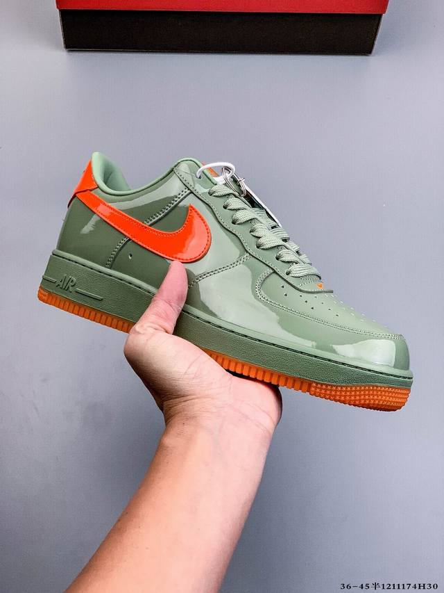 Original last data paper version, made with a hard, high-quality leather upper,