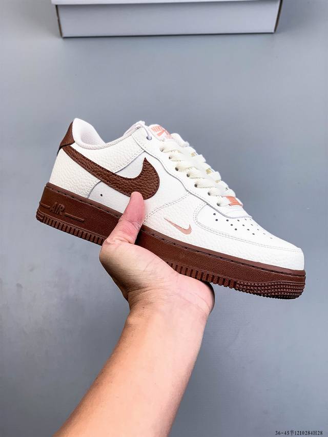 Original last data paper version, made with a hard, high-quality leather upper,