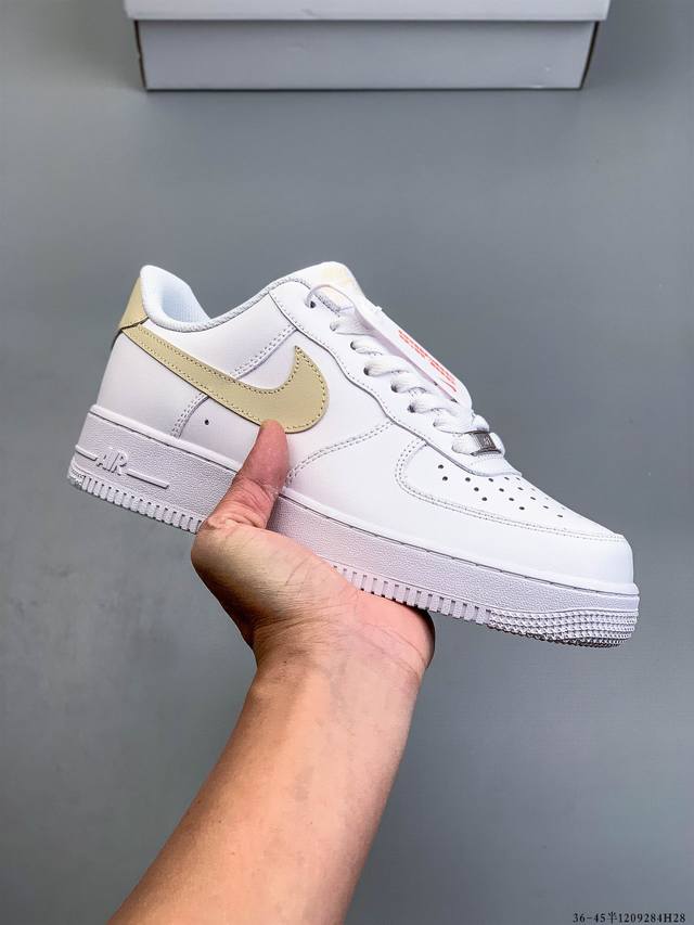 Original last data paper version, made with a hard, high-quality leather upper,