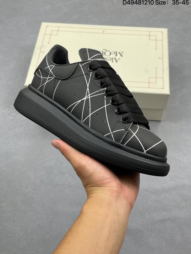 Alexander McQueen's new canvas shoes! A must-have for those who want to elongat