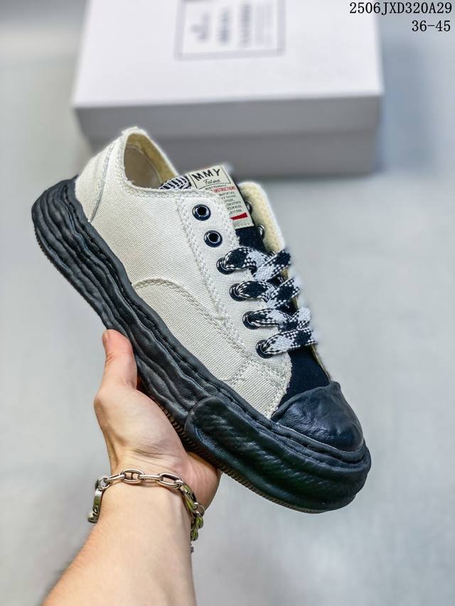 Shawn Yue's favorite item, Mmy Blakey "dirty shoes," a retro melting-style snea