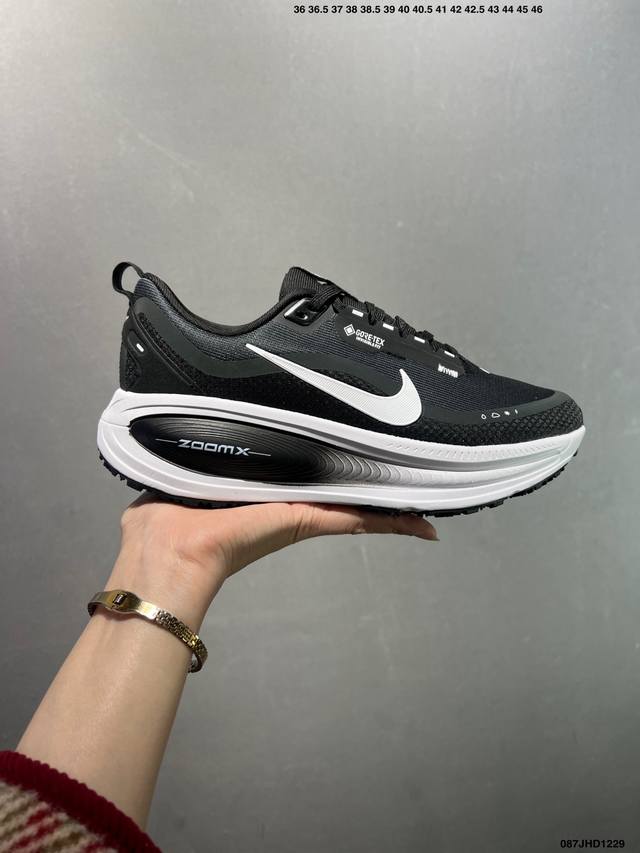 Nike Vomero 18 Gtx Comfortable Cushioning and Slip-Resistant Low-Top Running Sh