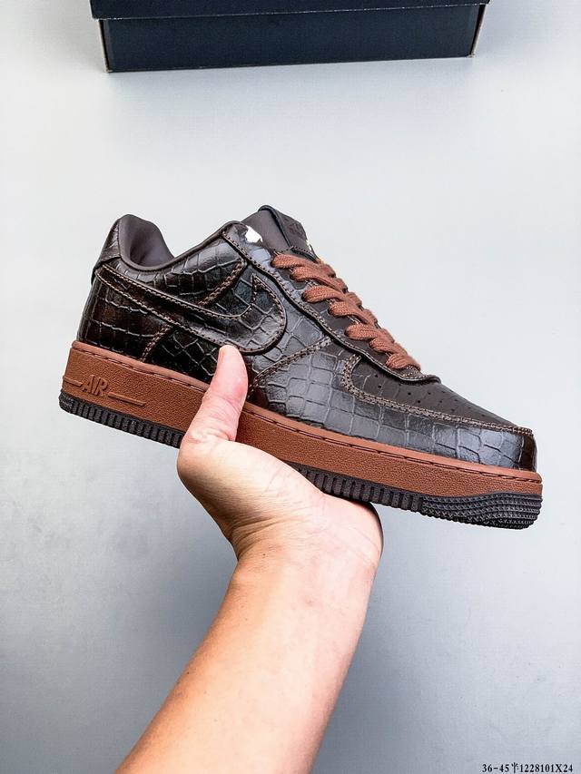 Authentic label with two layers! Nike Air Force 1 Low, classic and versatile cas