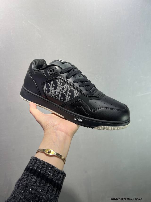 Company Grade Dior Mesh Low-Top Sports Casual Shoes. This series features a bla