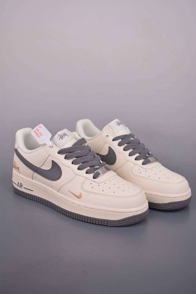 Air Force 1 Low, a collaboration between Stussy and . Made with original last