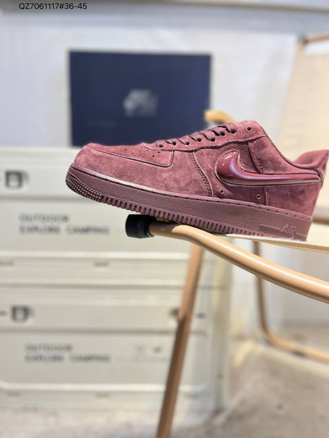 Nike Air Force 1 '07, a versatile casual athletic shoe. Its soft, responsive cu