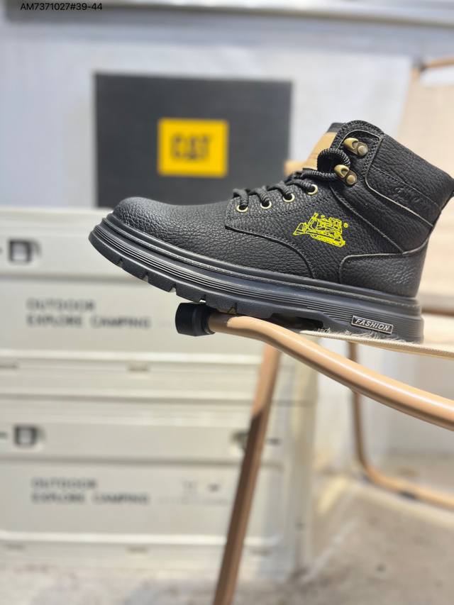 Cat, the brand of Caterpillar bulldozers, series workwear and casual shoes. , t