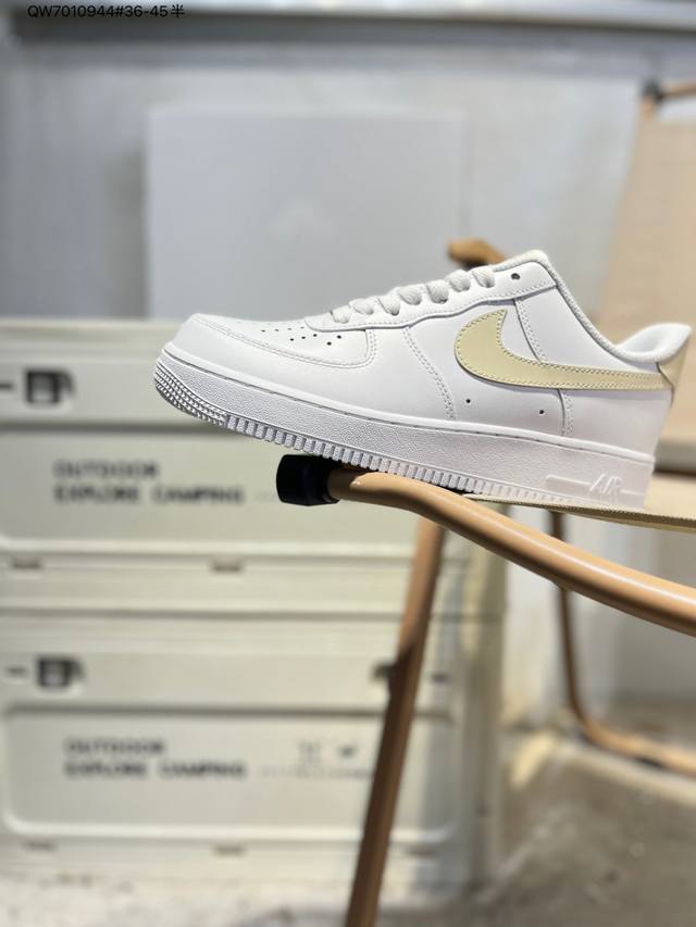 Nike Air Force 1 '07, a versatile casual athletic shoe. Its soft, responsive cu