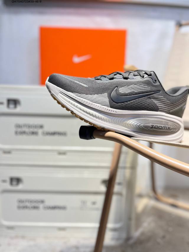 Nike Vomero 18 Comfortable, Shock-absorbing, and Slip-resistant Low-top Running