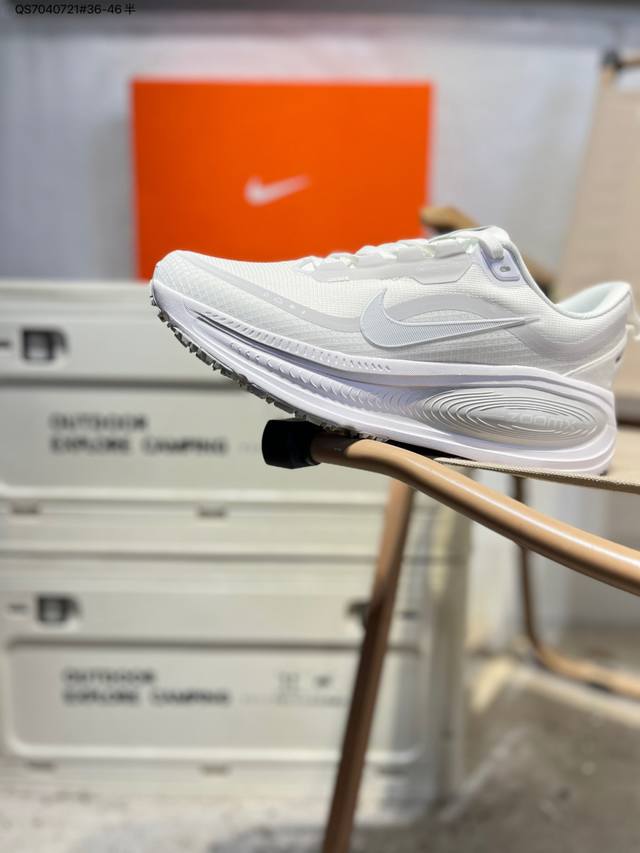 Nike Vomero 18 Gtx is a comfortable, shock-absorbing, and slip-resistant low-to