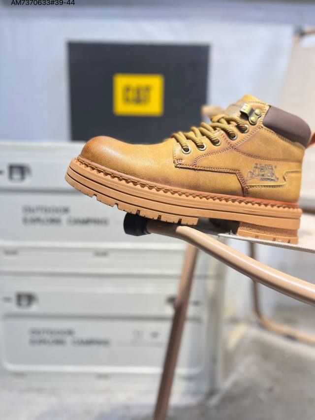 Cat, the brand of Caterpillar bulldozers, series workwear and casual shoes. , t