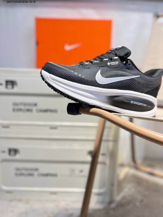 Nike Vomero 18 Gtx Comfortable, Shock-absorbing, and Slip-resistant Low-top Run