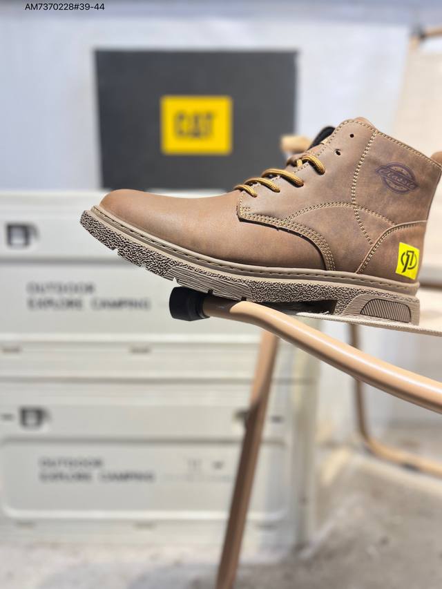 Cat, the brand of Caterpillar bulldozers, series workwear and casual shoes. , t