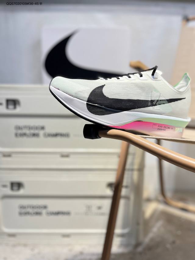 Nike Air Zoom Alphafly Next %4 proto adopts the design language of its predecess