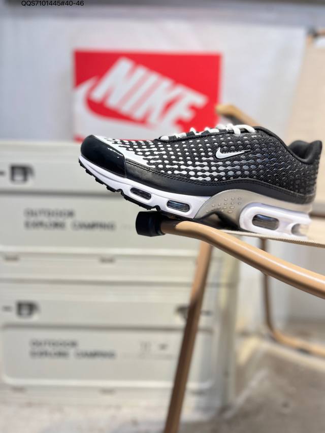 The Nike Air Max Plus is a representative of Nike's alternative shoe models. Bo