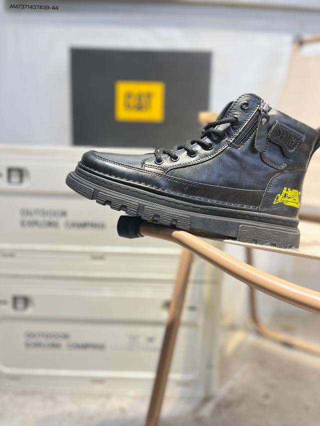 Cat, the brand of Caterpillar bulldozers, series workwear and casual shoes. , t