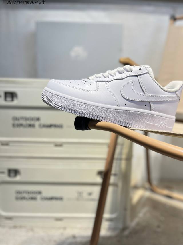 Nike Air Force 1 '07, a versatile casual athletic shoe. Its soft, responsive cu
