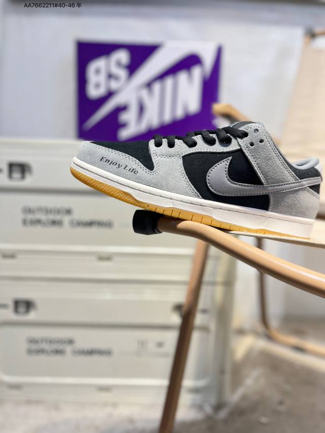 Nike SB Dunk Low, a highly recommended new colorway from a major manufacturer.