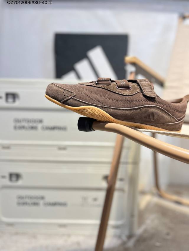 Made with a combination of pigskin and suede upper material, featuring an exter