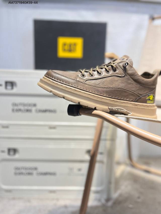 Cat, the brand of Caterpillar bulldozers, series workwear and casual shoes. , t